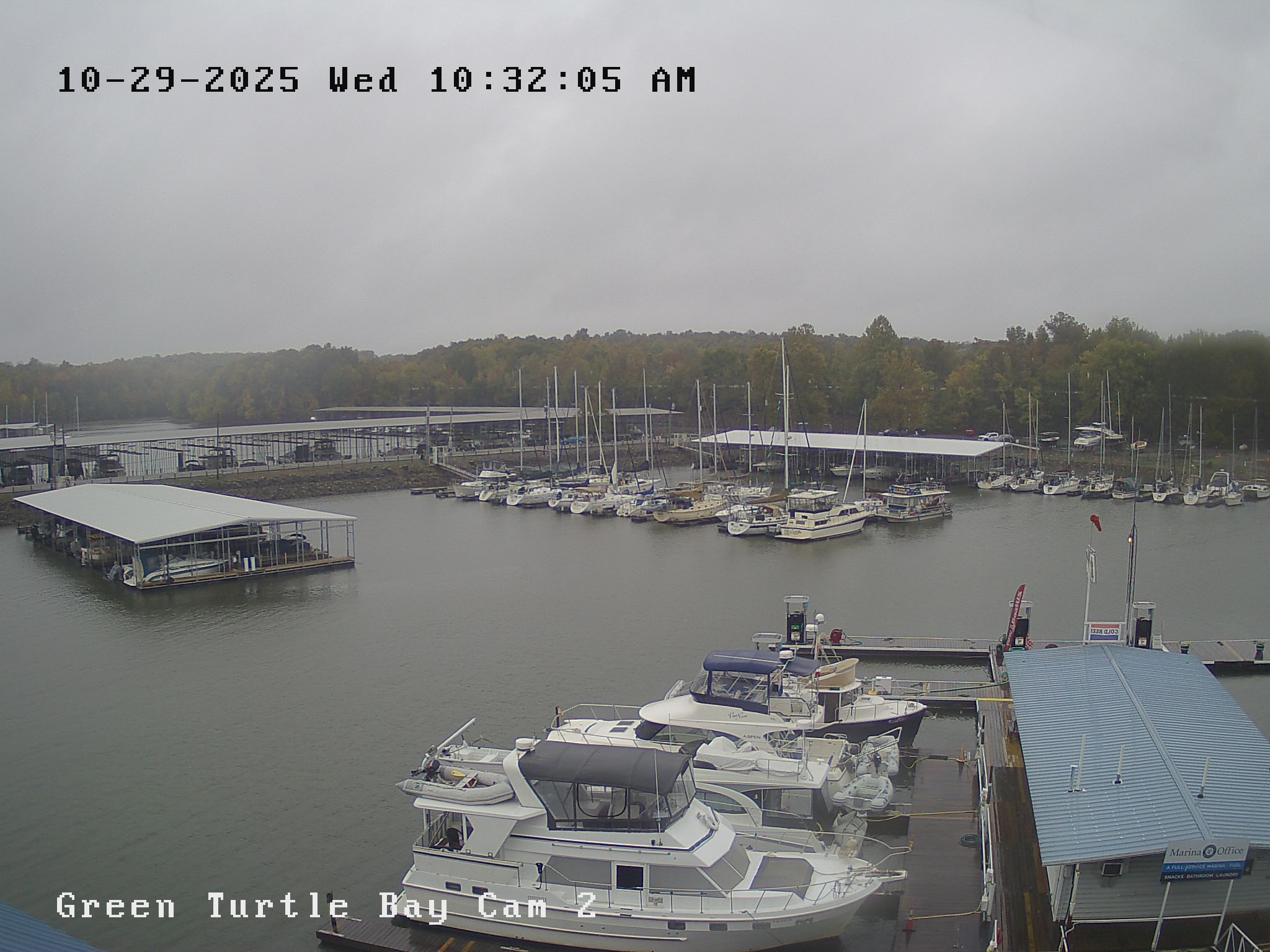 green turtle bay webcam image of docks and boats